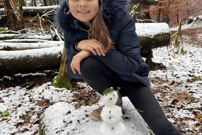 Die achtjährige Flora aus Lebring und ihr kleiner Schneemann.