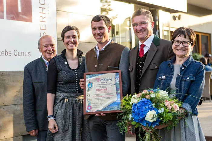 Robert Moser, Franziska Moser-Winkler und Gerhard Winkler, Bürgermeister Wolfgang Klinar und Karin Moser.