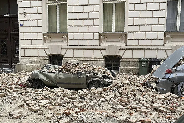 In Zagreb wurden viele Autos von herabstürzenden Trümmern beschädigt