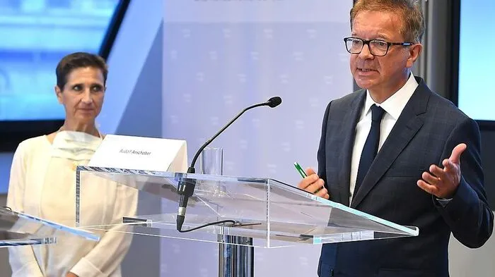 Rudolf Anschober mit Karin Eglau bei der Pressekonferenz