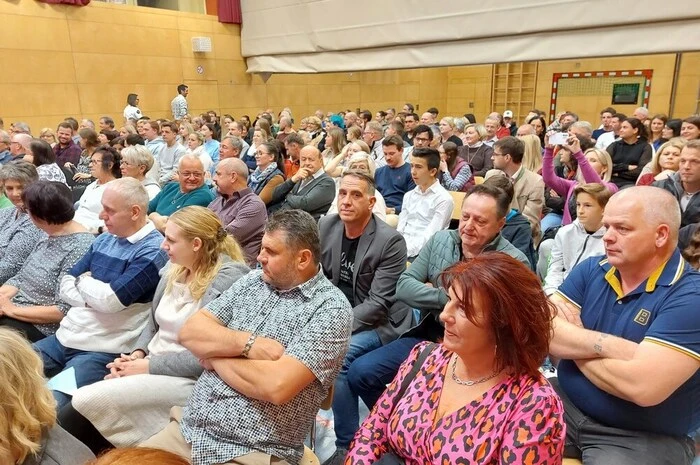 Die weiteren Aufführungstermine: Freitag, 15. November, Samstag, 16. November jeweils um 20 Uhr und Sonntag, 17. November um 14 Uhr wiederum im Festsaal der MS Scheifling. Vorverkauf bei Trafik Eva Haid in Scheifling um 9 Euro, Abendkasse 11 Euro. Nachmittagsvorstellung 12 Euro inklusive Kaffee und Kuchen.