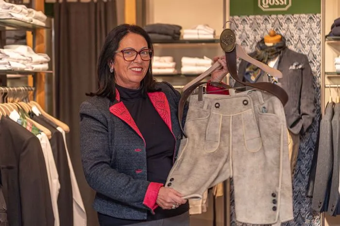 Paola Meredo, Trachten Gössl (Schmiedgasse): "In den letzten zwei, drei Jahren sind kürzere Dirndl sehr beliebt geworden - meist bedecken sie aber noch das Knie. Auch bei den Herren werden die Schnitte moderner"
