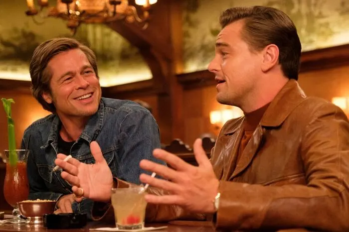 ... an der Seite von den brillant aufspielendem Duo Brad Pitt und Leonardo DiCaprio.