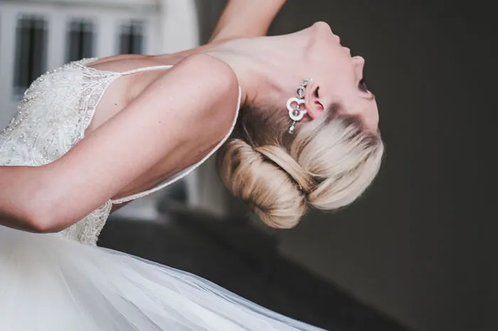 Offenes Haar im Beach Wave Style zeigt gelebte Freiheit. Dazu noch ein Blumenkranz ins Haar und der Look zu einem ganz schlichten Kleid ist perfekt. Natürlich spielt das Makeup ebenso eine wichtige Rolle! Da Hochzeiten vorwiegend in den Frühlings- oder Sommermonaten stattfinden, ist beim Rouge darauf zu achten das man eher hellere Pfirsichnuancen oder einen leichten Bronzepuder dabei verwendet. Der Teint strahlt und es sieht immer noch natürlich aus. Bei den Lidschattenfarben sind aktuell Rosegold und Aubergine in Kombination sehr gefragt. Man sieht das also zum rundum Wohlgefühl das Gesamtpaket stimmen muss. Traumkleid, Topfrisur und das perfekte Makeup – machen die Hochzeit aus, und vor allem die schönste Braut glücklich