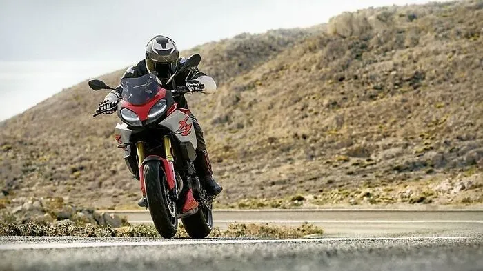 BMW F 900 XR: Dieses Touren-Bike profitiert einerseits von Technologie-Transfers aus der höheren Klasse, andererseits wurde der Motor aufgepeppt: besserer Drehmomentverlauf (max. 92 Nm) und 105 PS bei 8500 U/min.