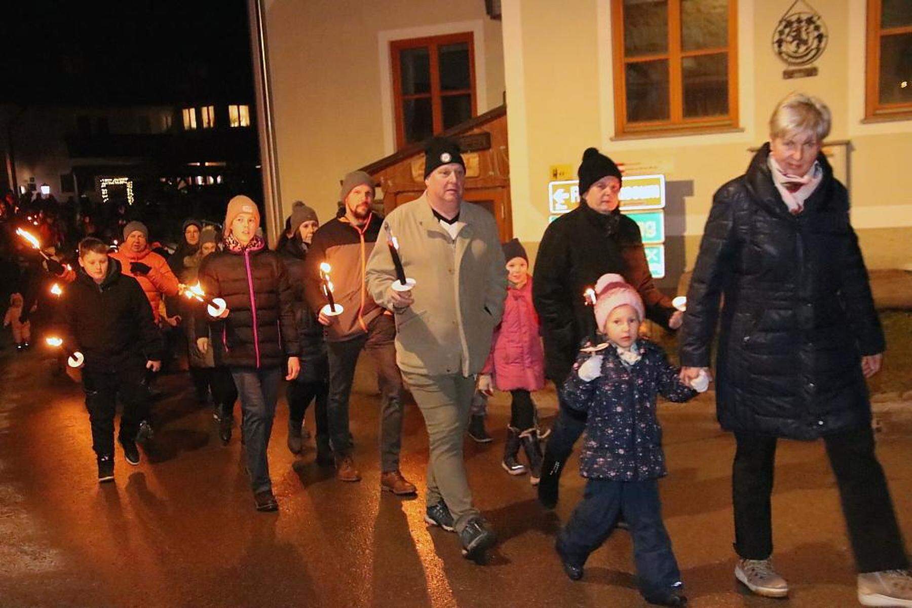 Fackelwanderung | In Hirschegg begrüßten brennende Trompeten das neue Jahr