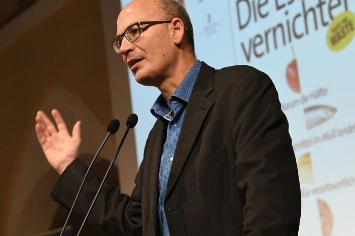 Den Festvortrag hielt Filmemacher und Autor Valentin Thurn. Der deutsche Dokumentarfilmer wurde vor allem durch „Taste the Waste“ bekannt.