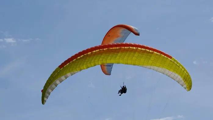Zwei Paragleitschirme in der Luft | Der Schirm des Piloten dürfte von einer Windhose erfasst worden sein (Symbolfoto)