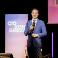 Für Bildungsminister Christoph Wiederkehr gehört Informatik zum Kanon des Allgemeinwissens, wie er beim Kongress in Bad Loipersdorf betonte