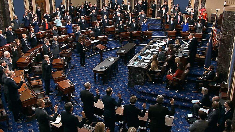Verfassungsrichter John Roberts vereidigt die Senatoren, die im Impeachment-Verfahren die Rolle von Geschworenen einnehmen