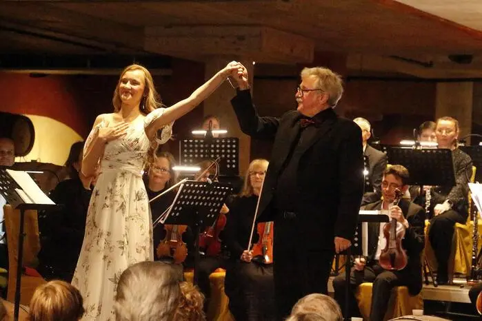 Dirigent Ernst Wedam führte in charmanter Weise durch das Programm, das von Barock bis Operette einen breit gefächerten Hörgenuss bot