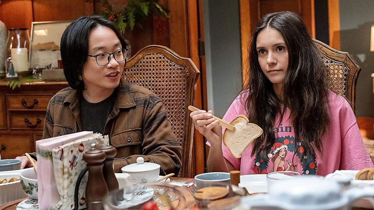 Jimmy O. Yang und Nina Dobrev in &quot;Love Hard&quot;