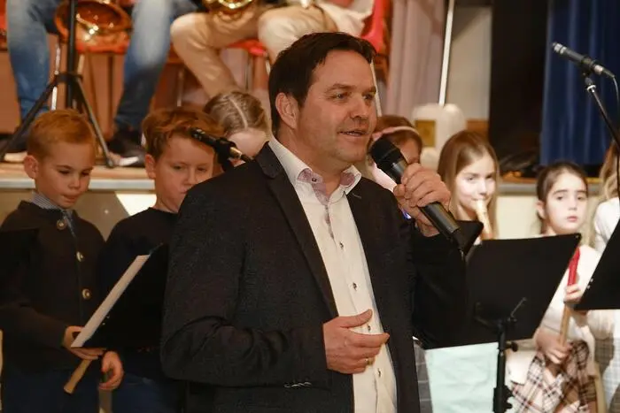 Nach der Eröffnung durch Direktor Peter Schreibmeier und Bürgermeister Günter Reichhold begann das festliche Programm mit „Morgen kommt der Weihnachtsmann“.