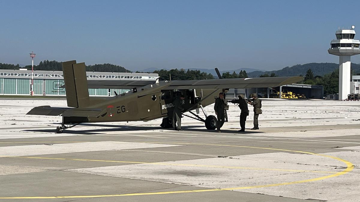 Eurofighter zwingen Flugzeug zur Landung am Flughafen Klagenfurt. Bundesheersoldaten nehmen die Piloten fest. Die ABC-Abwehr sichert die radioaktive Ladung