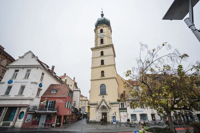 Ja, sie befindet sich auf der Franziskanerkirche im Herzen der Grazer Altstadt.