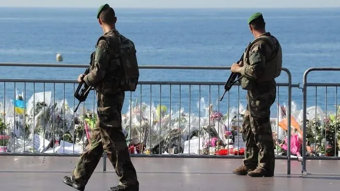 Trauernde legten Blumen an der Promenade in Nizza nieder