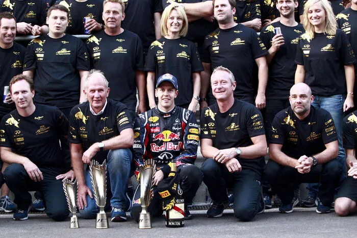 2011: Souveräner ging es im Jahr darauf zu. Bereits vier Rennen vor Schluss war den Bullen der Konstrukteurstitel nach einem Sieg von Sebastian Vettel in Korea nicht mehr zu nehmen. Der Deutsche krönte sich auch zum bis dahin jüngsten Doppelweltmeister in dieser Saison.