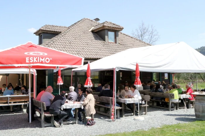 Die Rede ist vom allseits bekannten „Radlerstop“ von Evelin und Franz Leitgeb nahe der „Jacques Lemans-Arena“ in Unterbergen bei St. Veit. 
