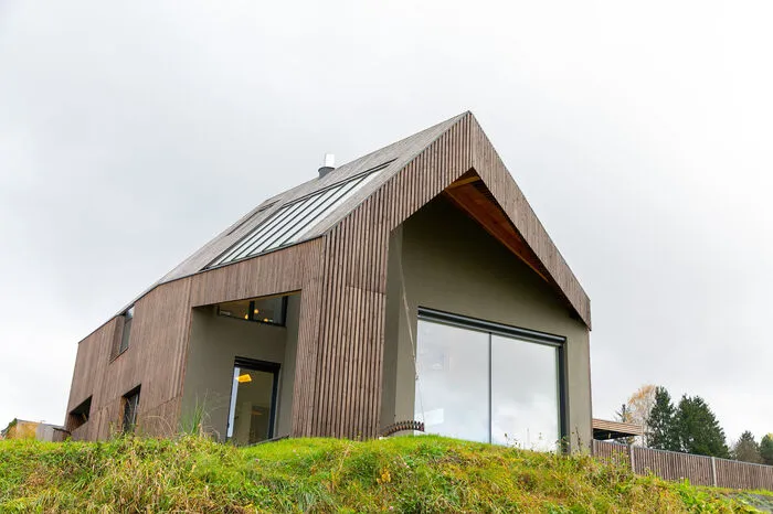 Das Haus am See ist ein Ziegelbau, das Dach ist aus Holz.