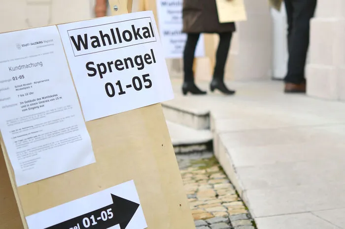 Viele Mitglieder von Wahlbehörden haben heute, Sonntag, einen langen Arbeitstag. Ein Drittel der Wahllokale (3.462 von 10.292) hat acht Stunden und länger geöffnet, danach muss noch ausgezählt werden.