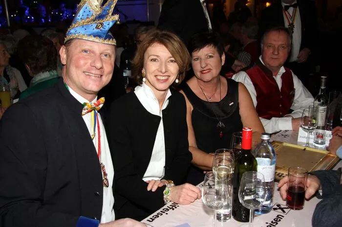 Die Seniorensitzung, die Vorpremiere der heurigen Sitzungen, ist eindeutig ein "Heimspiel" für Altprinz Dieter "Badido" Dohr. Der Leonharder Vize schart dabei immer auch viel Prominenz, am Bild Gaby Schaunig, um sich.