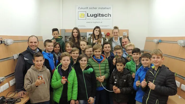 Die Kirchberger NMS-Schüler mit Werner Massopust (links), Firmenchef Florian Lugitsch und Lehrerin Ingrid Merkus