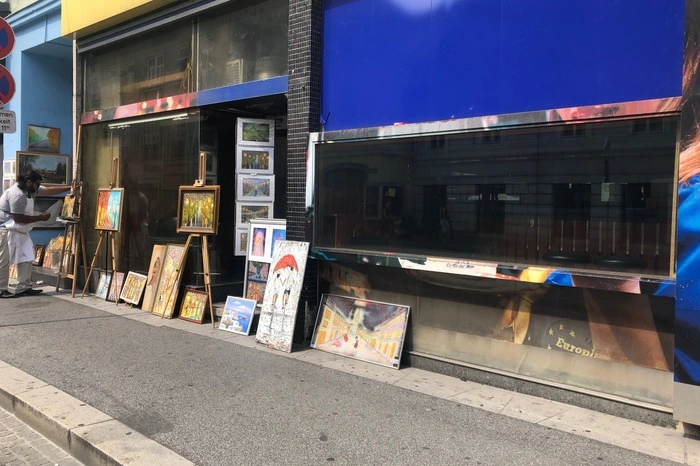 ..Kunstwerke vor einem Geschäft..