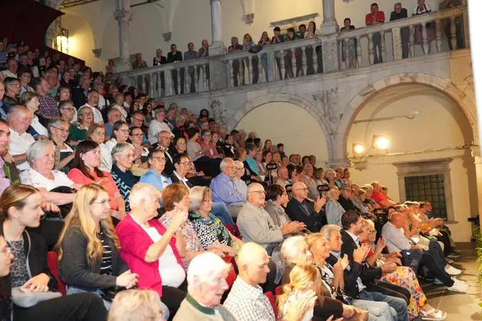 Begeistert verfolgte das Publikum das Jubiläumskonzert im schön geschmückten und bis auf den letzten Platz gefüllten Schlosshof Porcia.