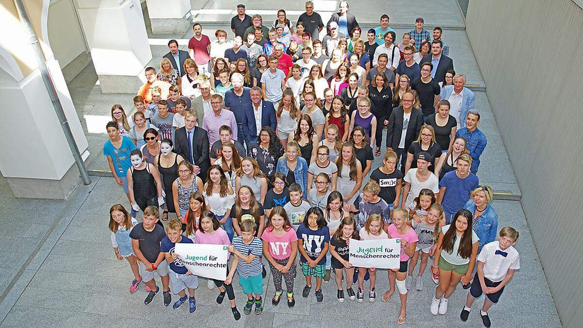 Schülerinnen und Schüler mit ihren Betreuern bei der gestrigen Präsentation im Rathaushof Bruck