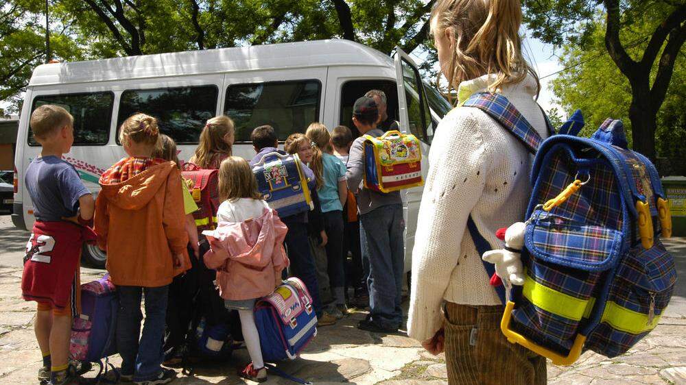 Kinder vor dem Schulbus (Bild Sujet)