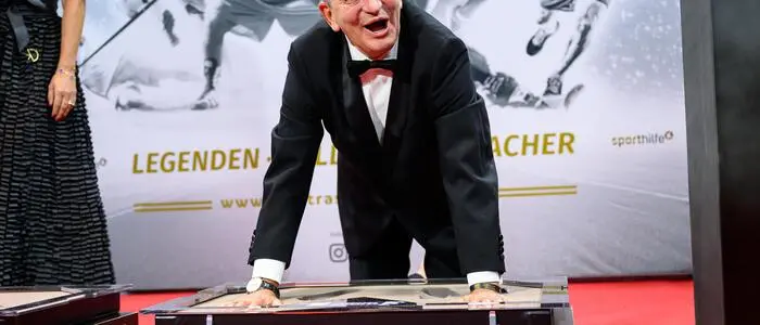 Herbert Prohaska bekam den Niki fürs Lebenswerk und verewigte sich auf der Straße der Sieger