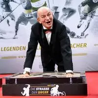 Herbert Prohaska bekam den Niki fürs Lebenswerk und verewigte sich auf der Straße der Sieger