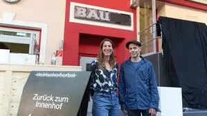 Die Kuratoren Pieternel Vermoortel und David Riff beim Eingang zum „BAU“