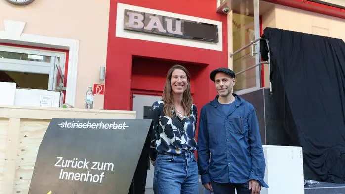 Die Kuratoren Pieternel Vermoortel und David Riff beim Eingang zum „BAU“