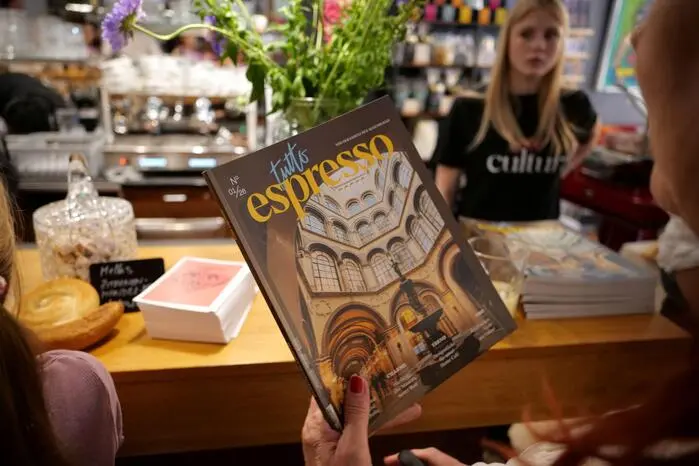 Denn als wäre ein Café nicht Herausforderung genug, haben sich die Agenturchefin (studio31.cc) und der Fotograf gleichzeitig mit einem neuen Magazin in die Welt der Printmedien vorgewagt. Ebenfalls auf den Namen „tutto espresso“ hörend, haben sie dabei ein Team kreativer Menschen wie die Grafikdesignerin Silvia Fuchs, die freie Texterin Edith Ziegner und die Journalistin Olga Seus um sich gescharrt, um ein Magazin ins Leben zu rufen, das das Fernweh mit Reiseberichte schürt und den Magen mit Rezepten und Lokaltipps zum Knurren bringt.