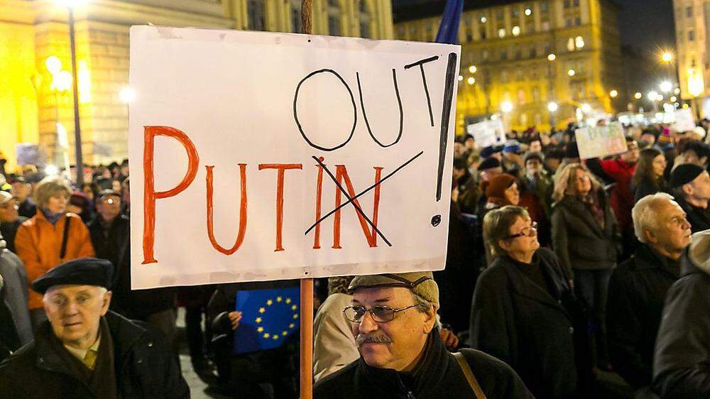 Proteste gegen Putin und Orban in Budapest