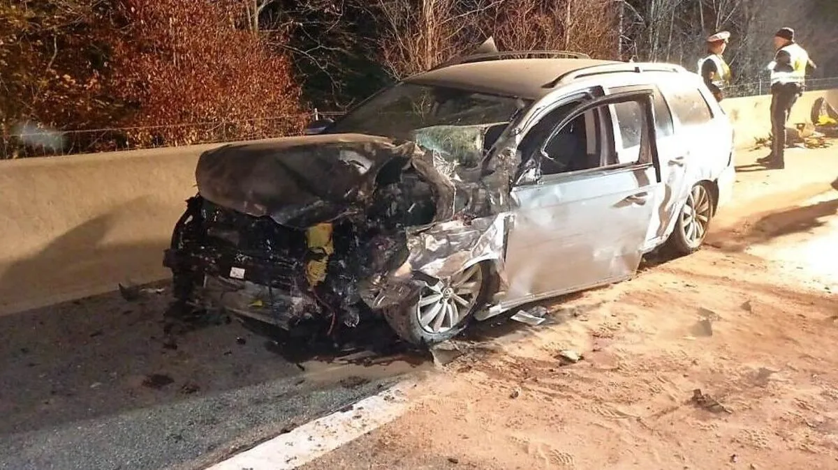 Der Lehrer des Pkw fuhr ungebremst in das Asfinag-Fahrzeug