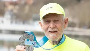 Gerald Stoiser präsentiert seine Six-Star-Medaille auf seiner Trainingsstrecke am Wörthersee