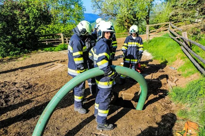 ... in eine rund 3 Meter tiefe Jauchengrube gestürzt und konnte aus eigener Kraft diese nicht mehr verlassen.