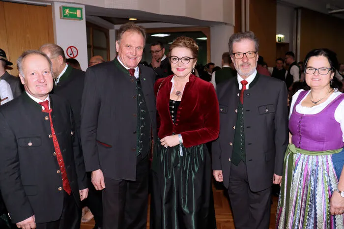 Unter den Ballgästen waren unter anderen Bauernbunddirektor Franz Tonner, Bezirkskammerobmann Werner Preßler, Landtagsabgeordneter und Bürgermeiste Erwin Dirnberger, Bezirkshauptmann Hannes Peißl, die Bürgermeister Helmut Linhart, Engelbert Huber, Roman Neumann, Klaudia Stroißnig und Johann Hansbauer.