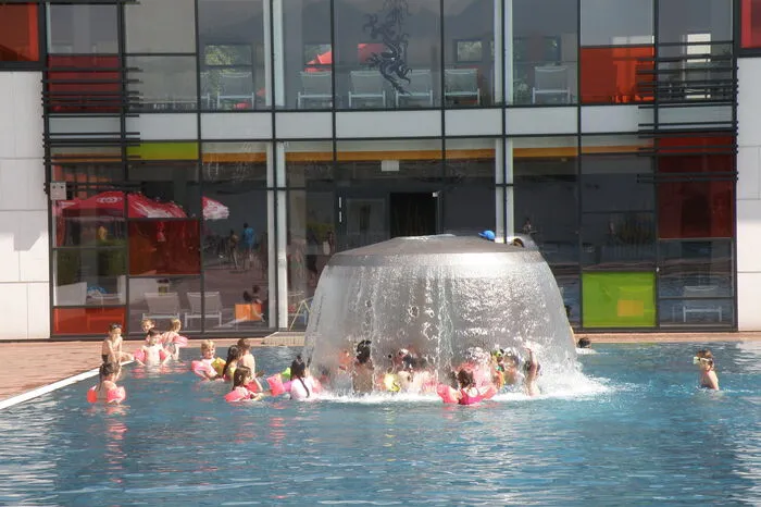 Ein dreijähriges Mädchen trieb in einem Bad in Leoben leblos im Wasser: Ein Bademeister und eine zufällig anwesende Ärztin leisteten Erste Hilfe, die Kleine konnte rasch wieder aus dem Krankenhaus entlassen werden. Mehr dazu 