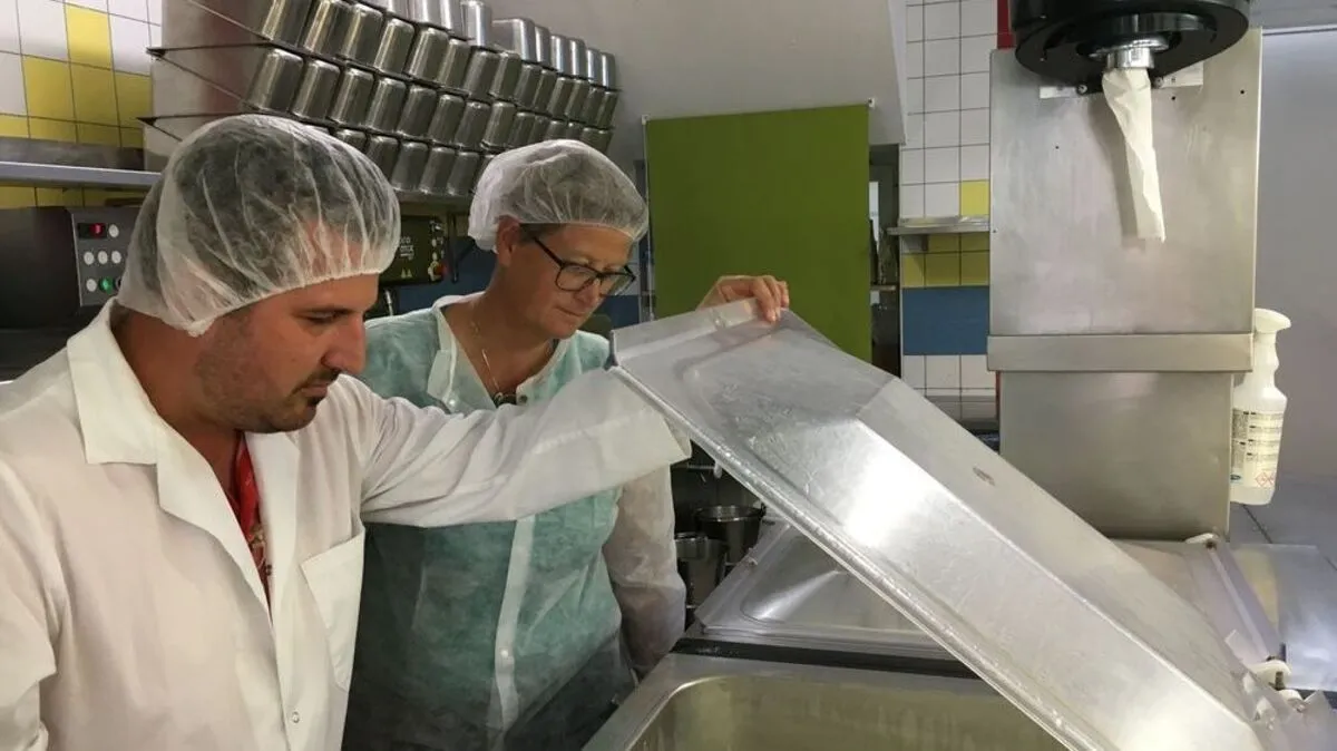 Die Inspektoren (im Bild: Trippolt und Rath) blicken in der Serie hinter den Kulissen in den Küchen und Eissalons. Hier sieht man ausnahmsweise zufriedene Gesichter