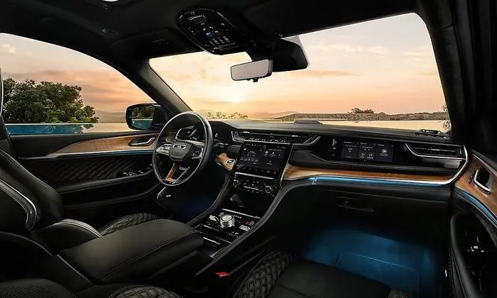 Das Infotainmentsystem besteht aus bis zu drei Bildschirmen