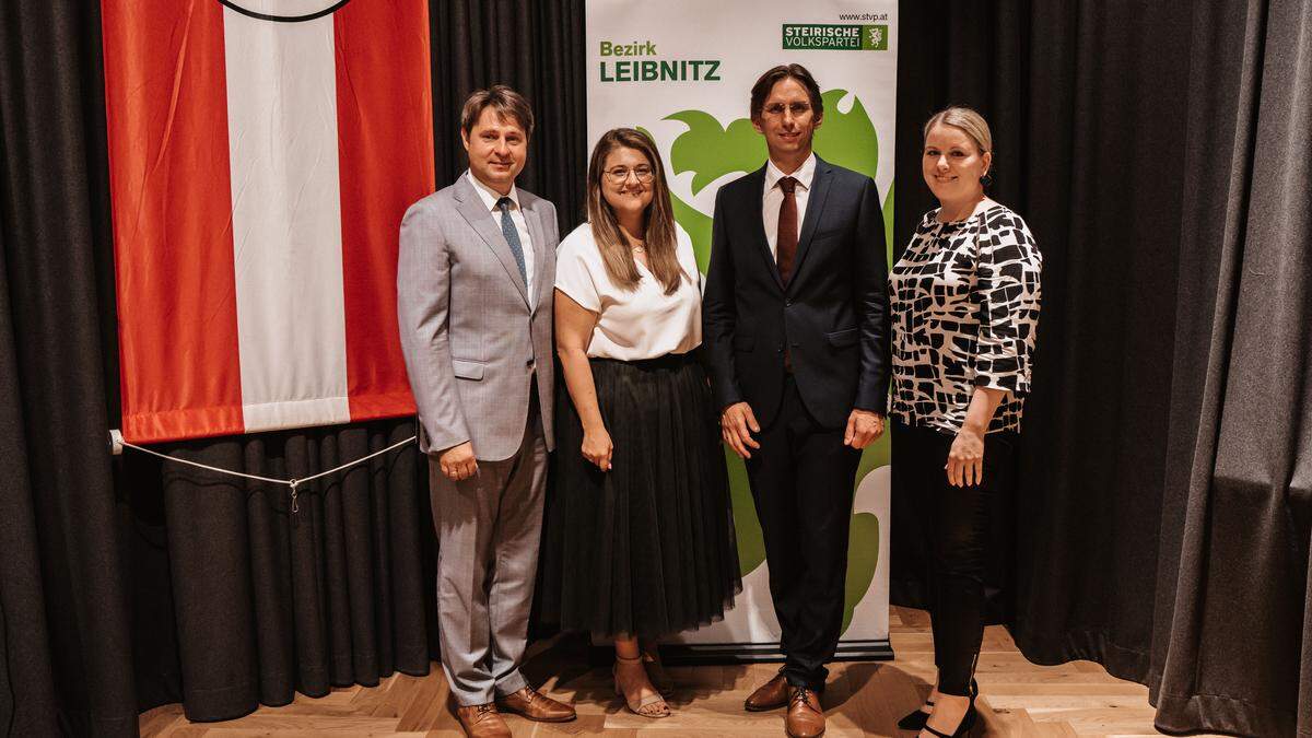 Bezirksparteiobmann Joachim Schnabel (2.v.r.) mit seinen Stellvertretern Gerald Holler, Michaela Lorber (2.v.l.) und Helene Silberschneider