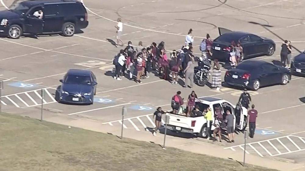 Schüler wurden aus dem Schulgebäude der Timberview High School in der Stadt Arlington gebracht