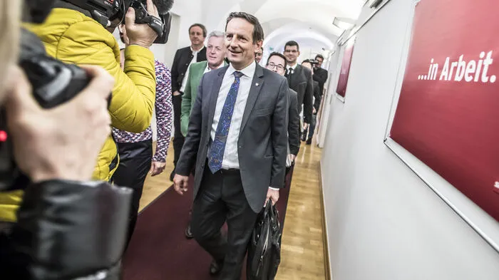 Klicken Sie sich durch die Bilder der ersten Verhandlungsrunde.