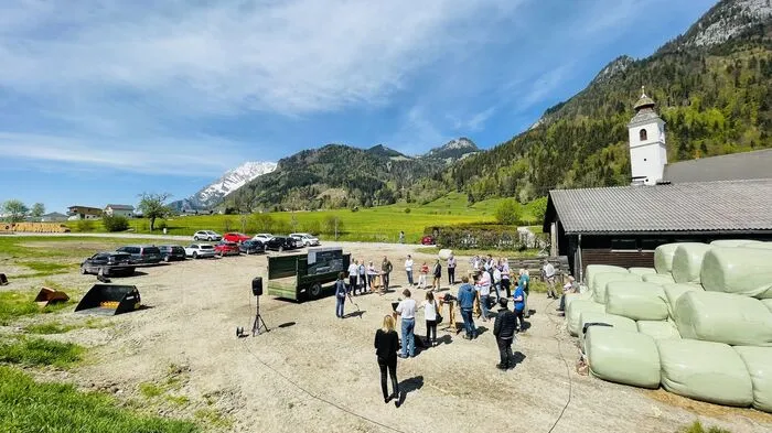 Blick auf die Pressekonferenz - im Hintergrund ist das geplante Grundstück für das neue Leitspital