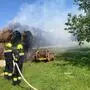 200 Strohballen gerieten in Ehrenschachen, Gemeinde Friedberg, am Pfingstmontag in Brand