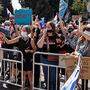 Israeli protestieren vor der Knesset gegen die verschärften Corona-Maßnahmen