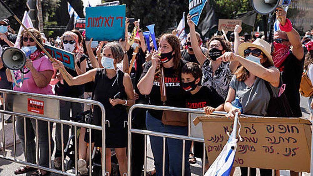 Israeli protestieren vor der Knesset gegen die verschärften Corona-Maßnahmen